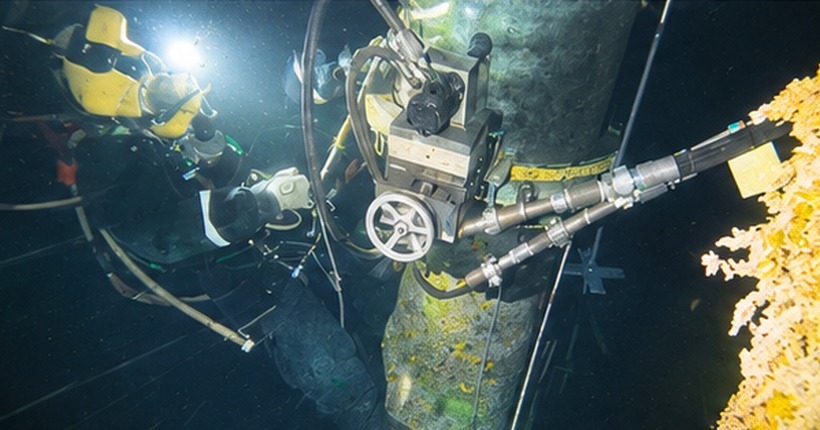 Underwater multistring hot tapping